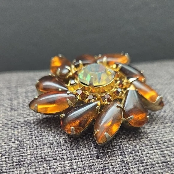 VINTAGE Gold and Brown Floral Brooch - Picture 8 of 11